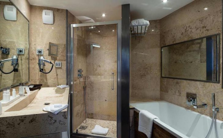 Koh-I Nor Hotel, Val Thorens, Shower